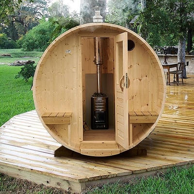 Pièce extérieure en bois de sauna de baril de vapeur traditionnelle avec le fourneau mis le feu en bois