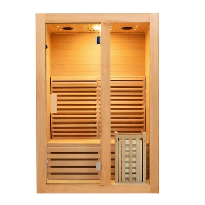 Bois de cigûe un bain de vapeur de sauna de personne traditionnel