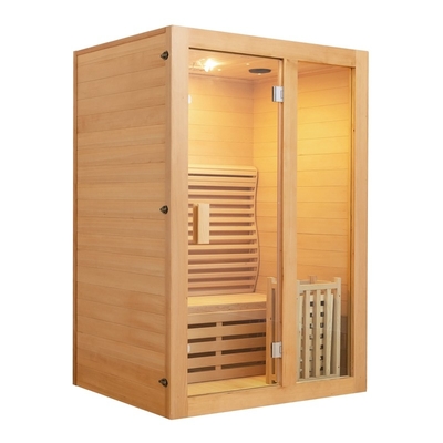 Bois de cigûe un bain de vapeur de sauna de personne traditionnel