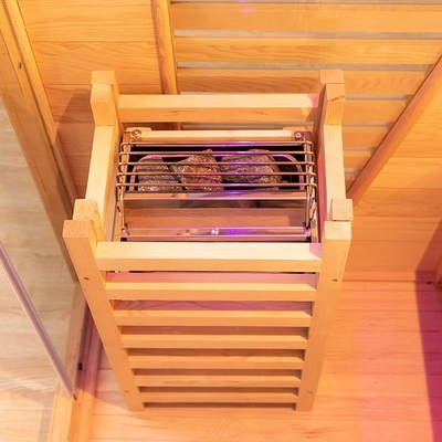 2 personnes utilisent le sauna à vapeur traditionnel d'intérieur en bois de pruche du Canada pour la maison