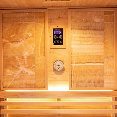 2 personnes utilisent le sauna à vapeur traditionnel d'intérieur en bois de pruche du Canada pour la maison