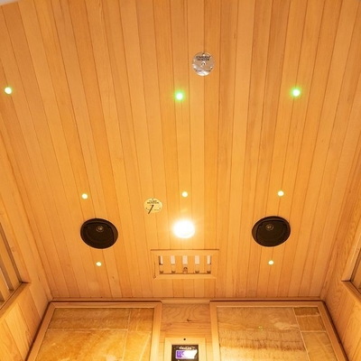 2 personnes utilisent le sauna à vapeur traditionnel d'intérieur en bois de pruche du Canada pour la maison