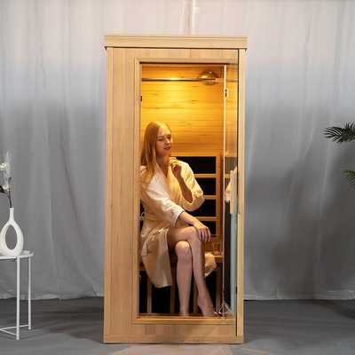 Personne infrarouge lointaine de la pièce une de sauna spectre en bois canadien de cigûe de plein