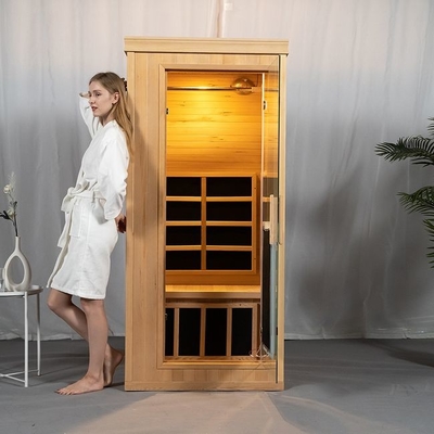 Personne infrarouge lointaine de la pièce une de sauna spectre en bois canadien de cigûe de plein