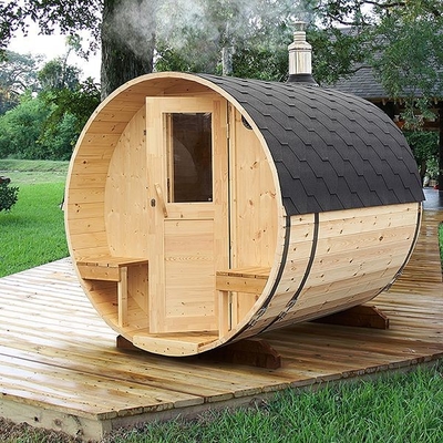 Pièce extérieure en bois de sauna de baril de vapeur traditionnelle avec le fourneau mis le feu en bois