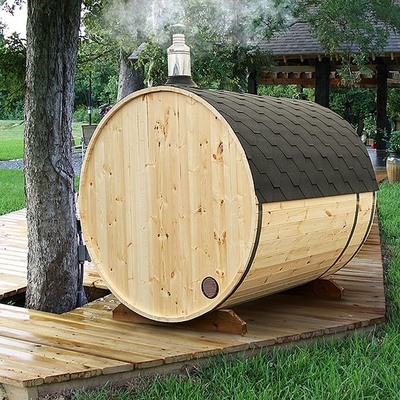 Pièce extérieure en bois de sauna de baril de vapeur traditionnelle avec le fourneau mis le feu en bois