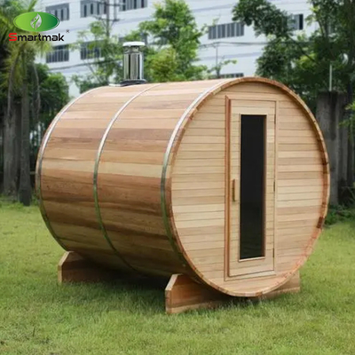 Sauna à vapeur en bois de cèdre utilisé dans le jardin de la forêt