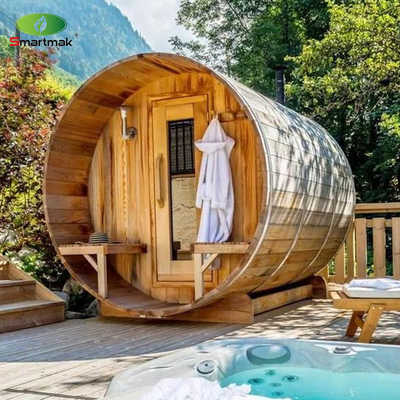 Sauna à vapeur en bois de cèdre utilisé dans le jardin de la forêt
