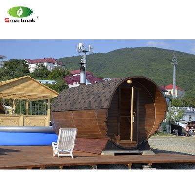 Sauna à vapeur en bois de cèdre utilisé dans le jardin de la forêt