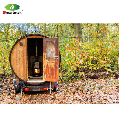 Sauna à vapeur en bois de cèdre utilisé dans le jardin de la forêt