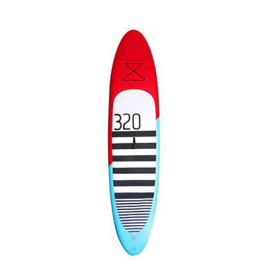 la petite gorgée gonflable de 15cm tiennent le panneau de palette de ressac pour des sports aquatiques de famille