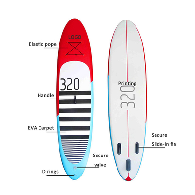 la petite gorgée gonflable de 15cm tiennent le panneau de palette de ressac pour des sports aquatiques de famille
